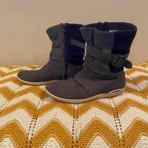 Patagonia size 8 Kula Buckle gorge gray boots